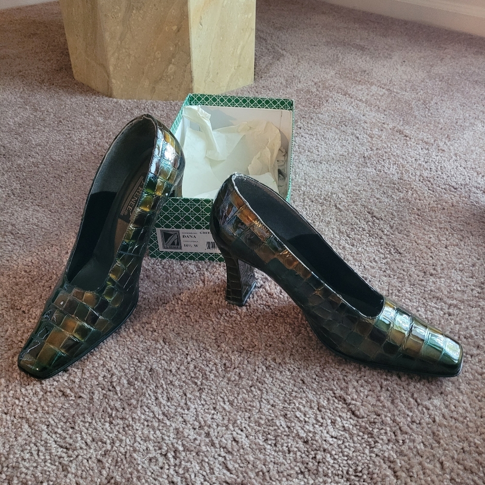 Women's dark green heels. Size 10.5 by J.Renee